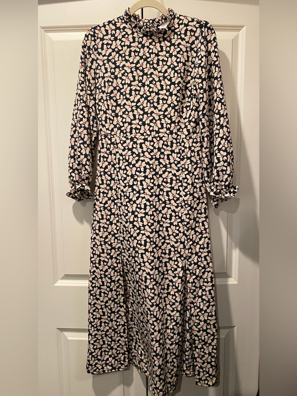 Topshop Black Floral High-Neck Long Sleeve Midi Dress. Size US 4. Ruffle Collar
